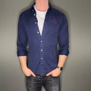 Ralph lauren skjorta - Hej säljer nu min fina Ralph Lauren skjorta i storlek S. Den är i nyskick och kommer vara otroligt snygg nu i vinter och framåt våren. Nypris cirka 1500kr! Vi kommer att sälja liknande produkter nu närmare våren så glöm inte följa profilen!🌊🍾