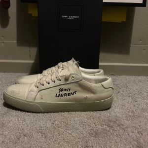 Saint Laurent skor  - Säljer dessa tvär feta saint Laurent skorna som har knappt kommit till användning och är toppskick!! Storlek 40-41,5! Box ingår !Priset går att diskutera och hör av er vid frågor eller intresse!!