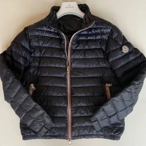 Moncler Daniel Jacka - Säljer min Moncler Daniel jacka storlek 5. Kan mötas upp i Sthlm och priset är inte hugget i sten.