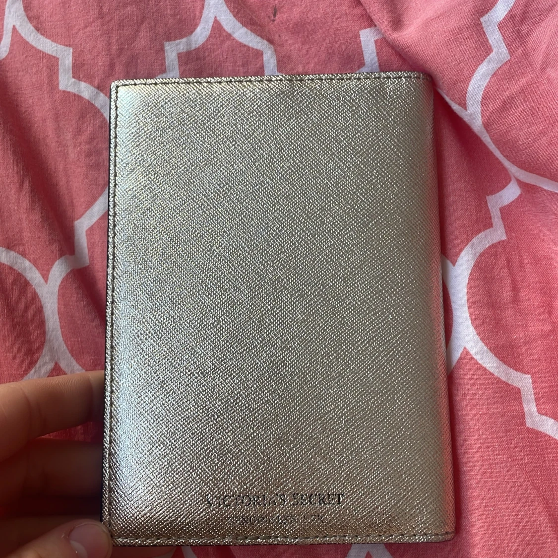 Guld passfodral från Victoria's Secret - 1