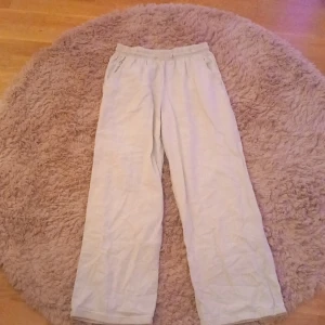 Linnebyxor från Lindex - Säljer ett par jätte fina linnebyxor från lindex barnavdelning i storlek 170. Dom är uppsyda och är förkorta på mig som är 173cm lång. Men det går att sprätta upp så att det passar längre personer. Ena delen av snöret har åkt in men det kan pilas ut. Annars inga defekter köpta för 399kr💞
