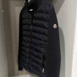 Moncler  - Säljer nu denna populära moncler cardiganen! Skick 9/10!  Vid minsta fundering kontakta oss✔️