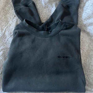 Mörkgrå sweatshirt  - Säljer en stilren mörkgrå sweatshirt från Divided (H&M) . Tröjan har en klassisk rund halsringning och långa ärmar. Perfekt för en avslappnad look. Materialet ser ”slitet” ut men det är så modellen är. Skriv vid frågor eller fler bilder❤️passar även S skulle jag säga. Är i ett återvunnet material så säg till om ni vill ha fler bilder❤️