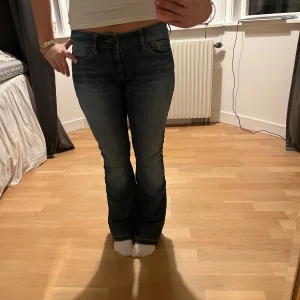 Blå bootcut jeans - Snygga blå bootcut jeans med låg midja. Köpte här på plick men använder ingenting så dom är liggandes i garderoben, fint skick och inga defekter, köpta för 500, vet inte märket🥰