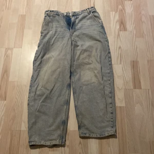 Grå jeans från Bershka - Säljer ett par grå jeansbyxor från Bershka i skaterstil. Byxorna har en loose passform och två stora bakfickor. Lite slitage vid botten 