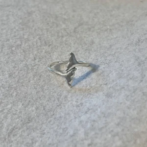 Dolphins hug ring - US storlek 7/7.5, diameter cirka 17.3–17.8 mm, omkrets cirka 54.5–56 mm.  Blanda och matcha dina favoriter! Köp flera artiklar tillsammans för rabatt och spara på frakten.  #silver #ring #vintage #smycken #klassisk