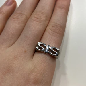 Silverfärgad ring  - Elegant ring i silverfärg. Perfekt för att ge en stilfull touch till din outfit. Passar både till vardag och speciella tillfällen.