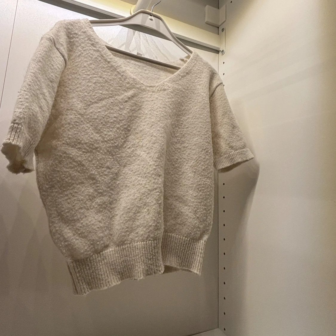 Beige stickad tröja med v-ringning - 1