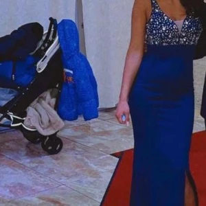 Massa aftonklänningar/balklänningar - Fina afton/balklänningar i olika modeller och färger! Dom behöver bara en kemtvätt sedan är dom som nya igen! Alla är storlek xs