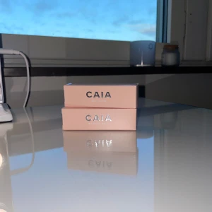 Caia sticks - Två helt nya och oöppnade sticks från Caia, ett blurring stick (no focus, matt) och ett dewy stick (dew it yourself, glowy)  Nypris på hemsidan för båda två 295 kr