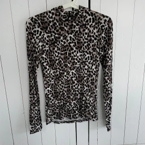 Leopardmönstrad topp från New Yorker - Leopardmönstrad topp från New Yorker i storlek XS. Toppen har bekvämt och luftigt material