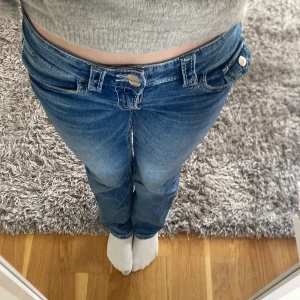 Blå jeans med bootcut - Jättesnygga lågmidjade jeans som jag säljer för dom börjar bli för små💓det är i storlek 152! Vill gärna få de snabbt sålda