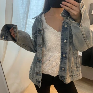 jeansjacka - Säljer en snygg blå jeansjacka med knappar framtill. Jackan har en klassisk design med två bröstfickor och långa ärmar. Perfekt för en avslappnad stil.
