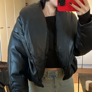 Svart pufferjacka  - Säljer en svart pufferjacka i jättebra skick från PrettyLittleThing. Jackan har en oversized passform med en stor krage och långa ärmar. Storlek Uk8, EU 36