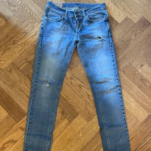 Dondup George  - Riktigt snygga dondup George jeans med slitningar. 