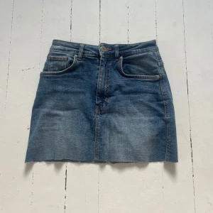Jeanskjol - Fin blå jeanskjol från Zara. Passar att både klä upp och ned. Storlek xs💕