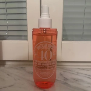 Brazilian Crush Cheirosa 40, 240 ml - En doftspray från Sol de Janeiro med en fräsch och exotisk doft. Flaskan är genomskinlig med en orange ton och har en vit spraypump. Perfekt för både kropp och hår.