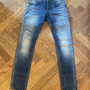 Blå jeans med slitningar - Tja vi säljer nu ett par dondup George i storlek 31. De har riktigt feta slitningar och najs tvätt. Har ni några frågor är det bara att skriva😇