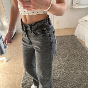 Grå jeans från Vero Moda - Snygga grå jeans från Vero Moda med en klassisk femficksdesign. De har en hög midja och en rak passform som ger en stilren look. Perfekta för en avslappnad stil. Har endast använt en gång så är som nya💕 (Priset kan diskuteras) 