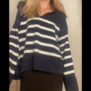 Blå o vit randig stickad tröja  - Säljer en mysig stickad tröja som är mörkblå med vita ränder. Tröjan är i storlek L men passar på mig som i vanliga fall brukar ha Xs/S