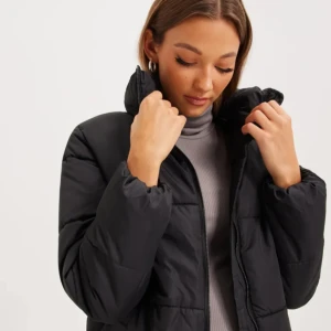 Jacka - Jätte snygg puffer jacket som verkligen håller värmen! i storlek 34/XS kan även passa i S. Inga defekter och är i super bra skick💓