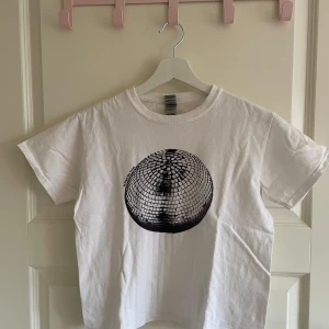 Discokula T-shirt  - Säljer denna fina discokula T-shirten från in print se trust!🪩🌟storlek M men liten i storleken! Nyskick och köptes för 500kr