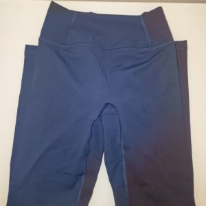 Oneractive tights - Oner Active träningstights av fitness coachen Krissy Cela i färgen midnight blue. Aldrig använda därav säljes de. Garderobsrensning så kika gärna på övriga auktioner.