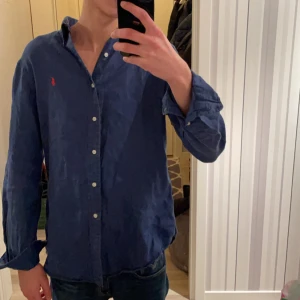Blå skjorta från Ralph Lauren - STORLEK M men passar S/M de är en linneskjorta pris går att diskuteras vid snabb affär. Om ni vill ha fler bilder är de bara å skriva 