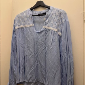 Blus från Zara - Normal i storlek 