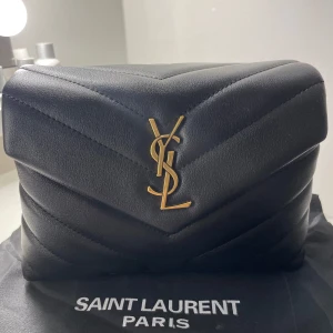 Ysl Lou Lou toy bag - Super fin väska i fint skick! Inga tecken på användning och använd fåtal gånger! Väskan är köpt på vinted för 5799kr och har inget kvitto och kan därav ej garantera äktheten på den!  