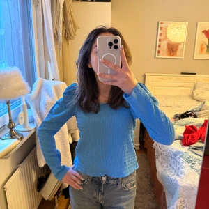Blå ribbad tröja från Hm - Säljer en snygg blå ribbad tröja från H&M💙