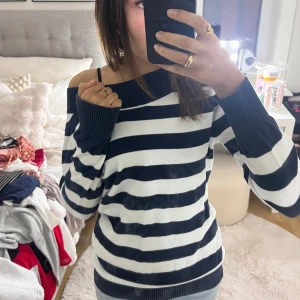 Randig tröja  - Så fin randig tröja💞💞💞 Fint skick, storlek 38 men passar mig som brukar ha 34/XS på överdelar. 