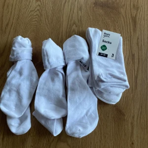 Vita strumpor från Basic You - Säljer ett 3-pack vita strumpor från Basic You i storlek 37-39. Och ett öppnat -pack. Tillverkade av 80% ekologisk bomull, 17% polyester och 3% elastan för en bekväm passform. Perfekta för vardagsbruk och certifierade enligt OEKO-TEX Standard 100.