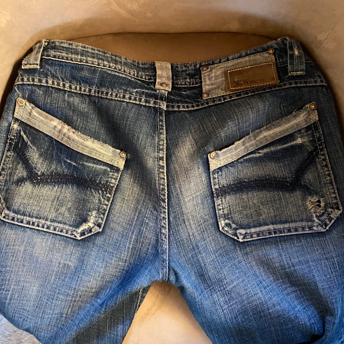 Blå jeans med slitningar - 1