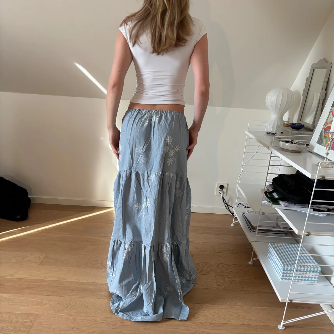 Ljusblå långkjol med blommönster - 4