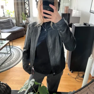 Skinnjacka - Svart skinnjacka!