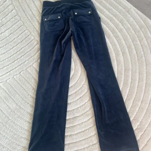 Juicy couture mjukisbyxor marinblå  - Säljer pga ingen användning längre. Banden har tyvärr åkt av. Använda men k väldigt bra skick. Storlek XS men passar även S💙skriv vid funderingar