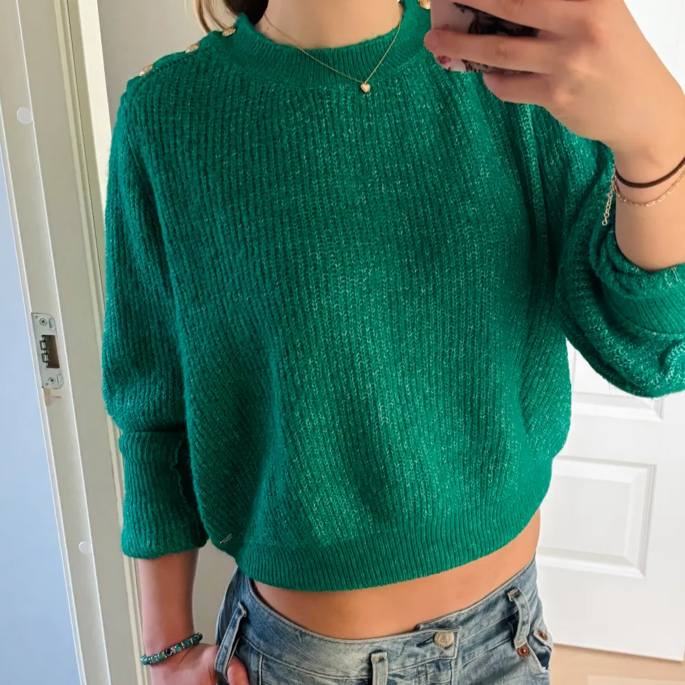 Säljer en super snygg grön tröja från Holly & whyte. Har bara använts ett få tal gånger. Passar bra till både jeans och kjol. Perfekt för en kväll ute eller en festlig tillställning. Den är i storlek L fast passar bra till mig som är Xs-S💕. Neuletakit & Villapaidat.