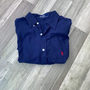 Ralph lauren skjorta  - Tja säljer nu denna feta ralph lauren skjortan som är kortärmad. Mycket bra skick inga fel. Står att den är Medium men sitter mer som S skulle jag säga. Hör av dig för minsta fundering!