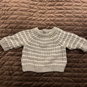 Stickad tröja  - Stickad tröja från hm, aldrig använd endast tvättad parfymfritt! Kommer från ett djur och rökfritt hem 🦋