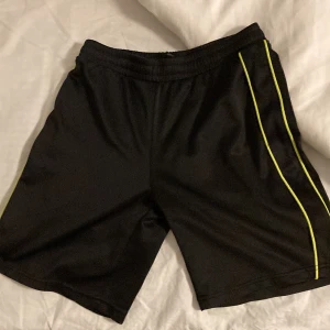 Svarta tränings shorts - Säljer galmla men fina tränings byxor knappt använda från Energetics
