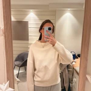 Vit stickad tröja - Säljer denna jätte snygga stickade tröjan från zara 🩷