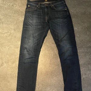 Lee jeans - Snygga mörkblå jeansbyxor av modellen Luke. De har en klassisk femficksdesign och en bekväm passform. Perfekta för en stilren look. Endast 99kr!    Mvh luxury 