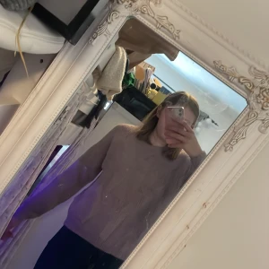 Lila stickad tröja - Säljer en lila stickad tröja från Kappahl den  passar XS/S men är i storlek 158/164. 💕 tröjan är i bra skick ⭐️