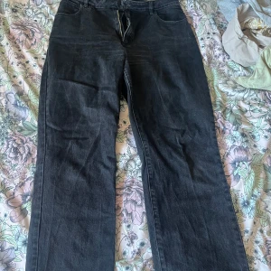 Svarta jeans från Abrand Jeans - Snygga svarta jeans från Abrand Jeans i modellen '94 High Straight'. De har en hög midja och rak passform. Jeansen har en klassisk design med dragkedja och knapp framtill. Skulle säga att dem är som en storlek 38. Jeansen är uppsydda, passar mig på 158 cm. Något slitna på insidan av låret, men inget som stör!