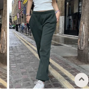 Mörkgröna Brandy mjukisbyxor - Supersnygga mörkgröna mjukisbyxor från Brandy Melville 🖤Sitter lite oversized och passar bra i längden även om du är lång! 