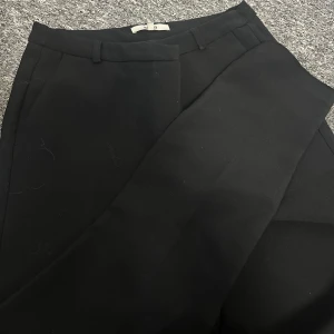 Svarta kostymbyxor från Koton - Eleganta svarta kostymbyxor från Koton. Perfekta för en stilren outfit med en klassisk passform. Byxorna har en slät front och bälteshällor för att enkelt kunna matchas med ett bälte❤️