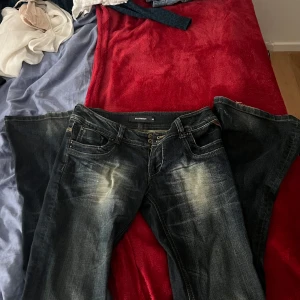 Mörkblå jeans från BLEND she - Säljer mina snygga mörkblå jeans från BLEND she🙌Säljer för att dom tyvärr var för små, köpte för 500 säljer för 150kr