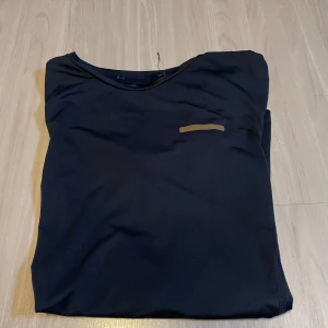 Svart tränings T-Shirt från A-Z - Säljer en svart tränings T-Shirt från Zlatans märke, A-Z.