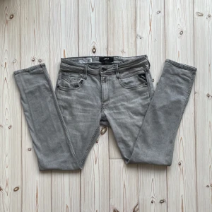 Replay anbass - Säljer nu ett par feta Replay anbass jeans i riktigt bra skick. Storlek: 32W 32L Nypris: 1599. Mitt pris: 550. Skriv vid minsta lilla fråga! 🤩